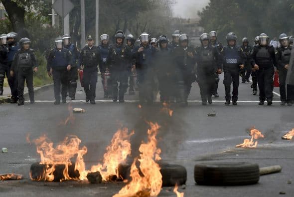 Miembros del grupo de granaderos trataban de contener a los quejosos.