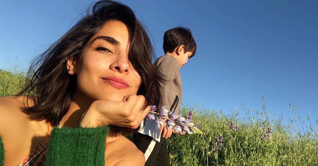 Más allá de todas las satisfacciones que Reina de la Canción le dará, hay cosas que también le duelen: estar lejos de su familia, por ejemplo. Al respecto describió que cuando le toca viajar y no están juntos "hay como un vacío". Afortunadamente las nuevas tecnologías le permiten estar cerca de su esposo y de su hijo: “Cuando no estamos juntos, estoy haciendo FaceTime a cada momento para ver y hablar con Mateo. Soy fanática de esto”, dijo.