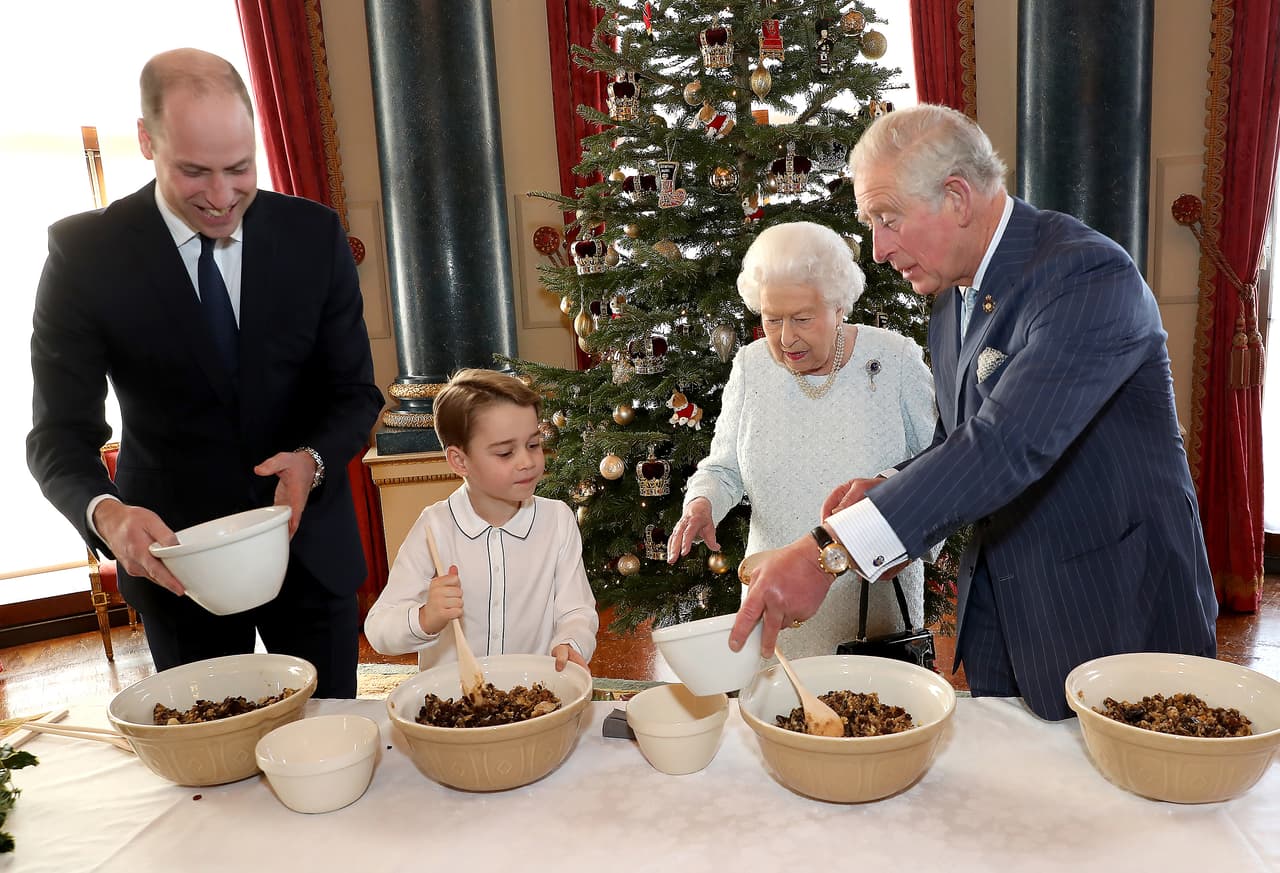 Esa imagen fue tomada el mismo día en que la reina Isabel II junto a los tres herederos al trono, prepararon un platillo para el almuerzo anual navideño.
