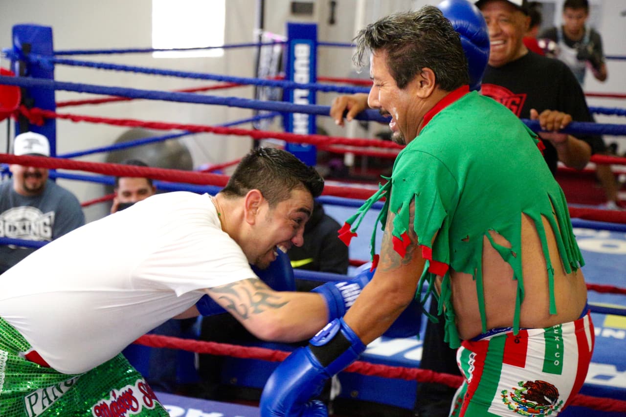 Así pagó la apuesta El Feo a Raúl 'El Pelón' después de la derrota de Julio César Chávez Jr.