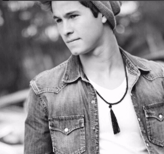 Después de 5 años en Como dice el dicho, lo invitan a participar en la serie “Soy Luna” para dar dar vida a Simón.