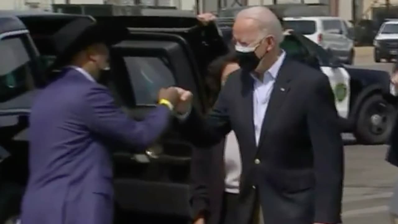 El alcalde de Houston, Sylvester Turner acudió a recibir al presidente Biden con un sombrero vaquero.