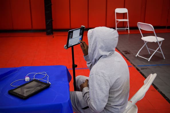 Los estudiantes en los grados 3 y 4 regresarán el 1 de marzo, y los grados 5 y 6 el 4 de marzo, según el distrito.