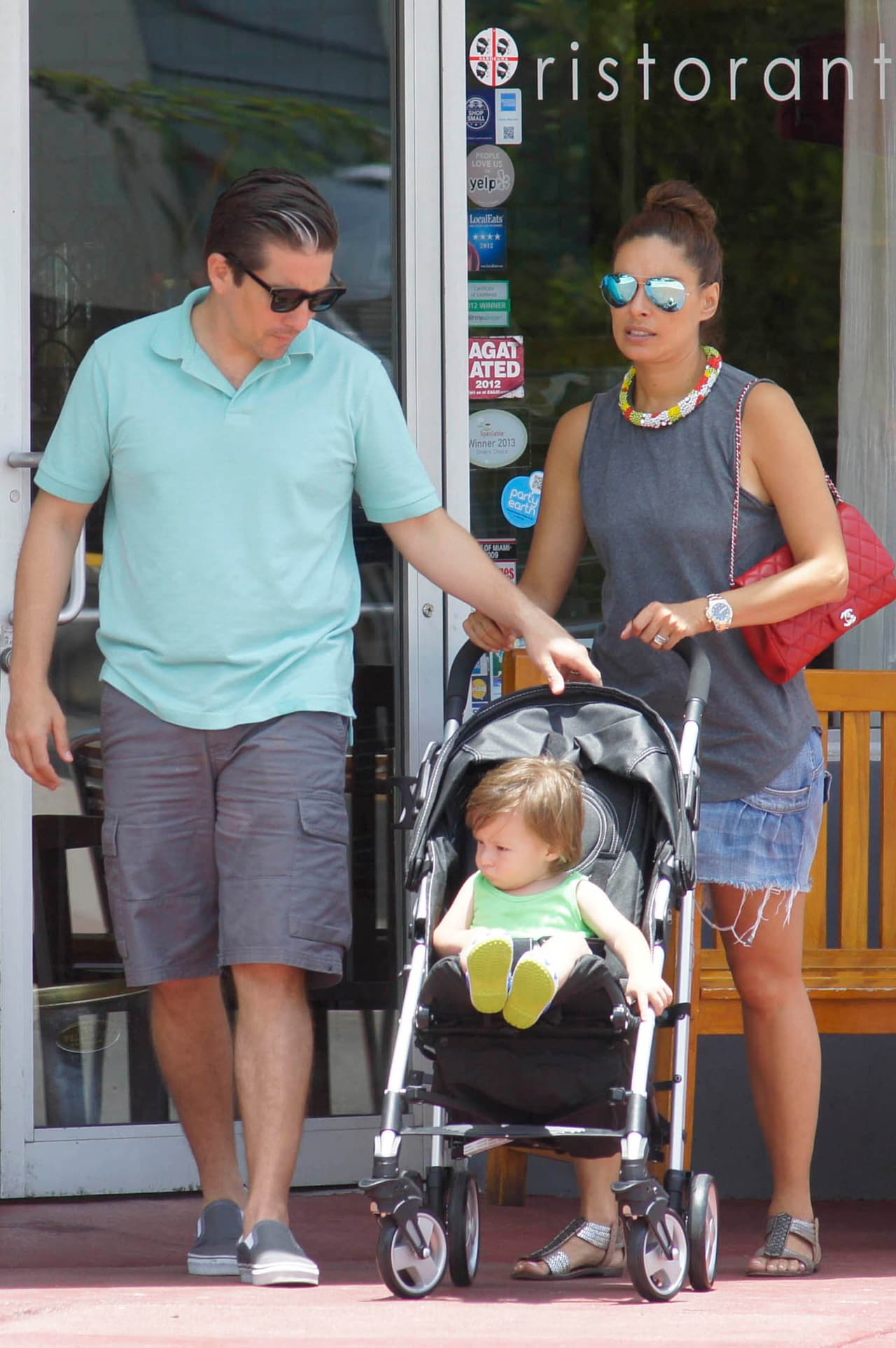 Galilea Montijo disfruta de una tarde de compras junto a su esposo Fernando Reina y su hijo Mateo.