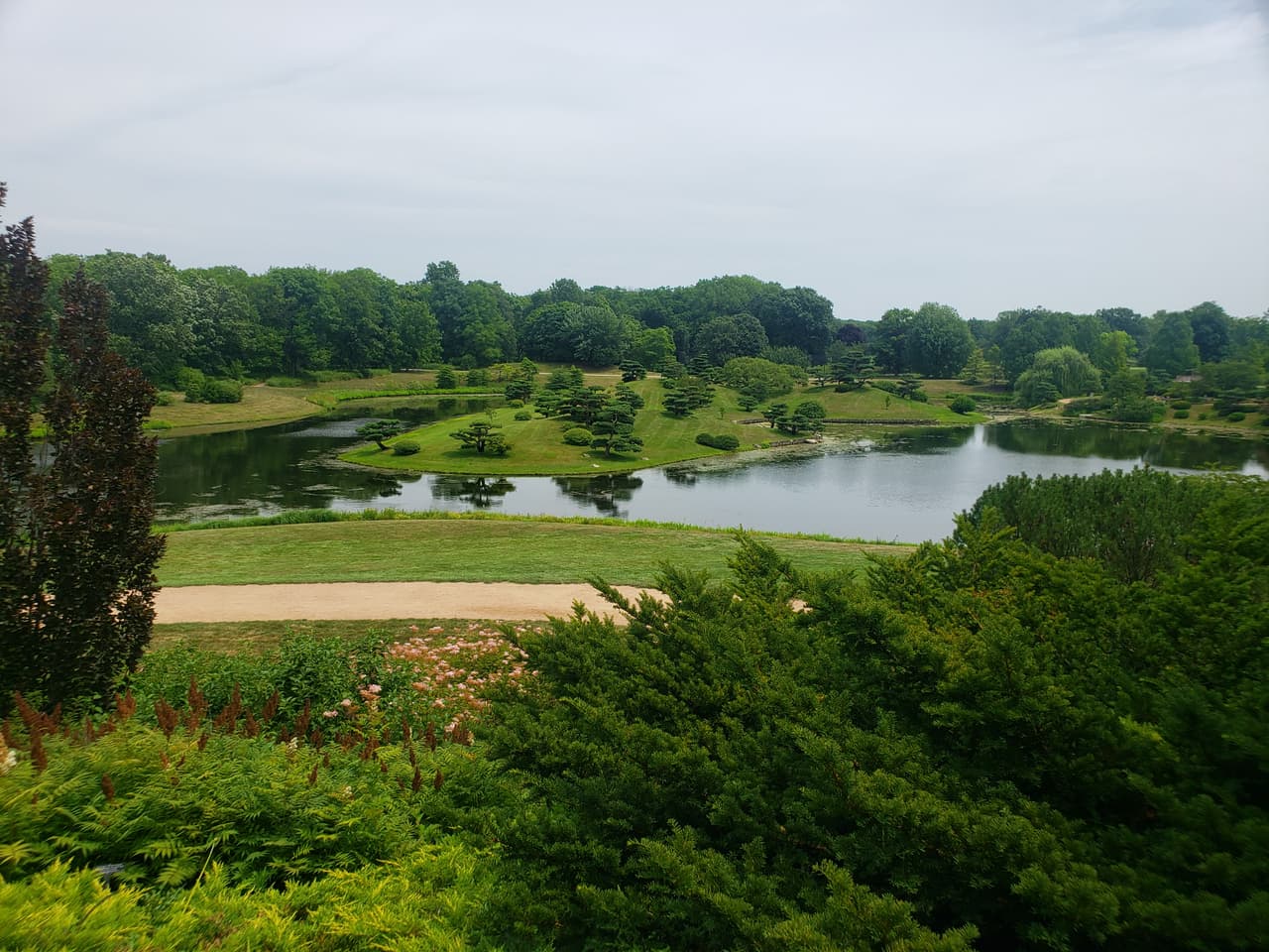 Abierto todo el año para disfrutar de diferentes plantas, flores, cascadas y más.