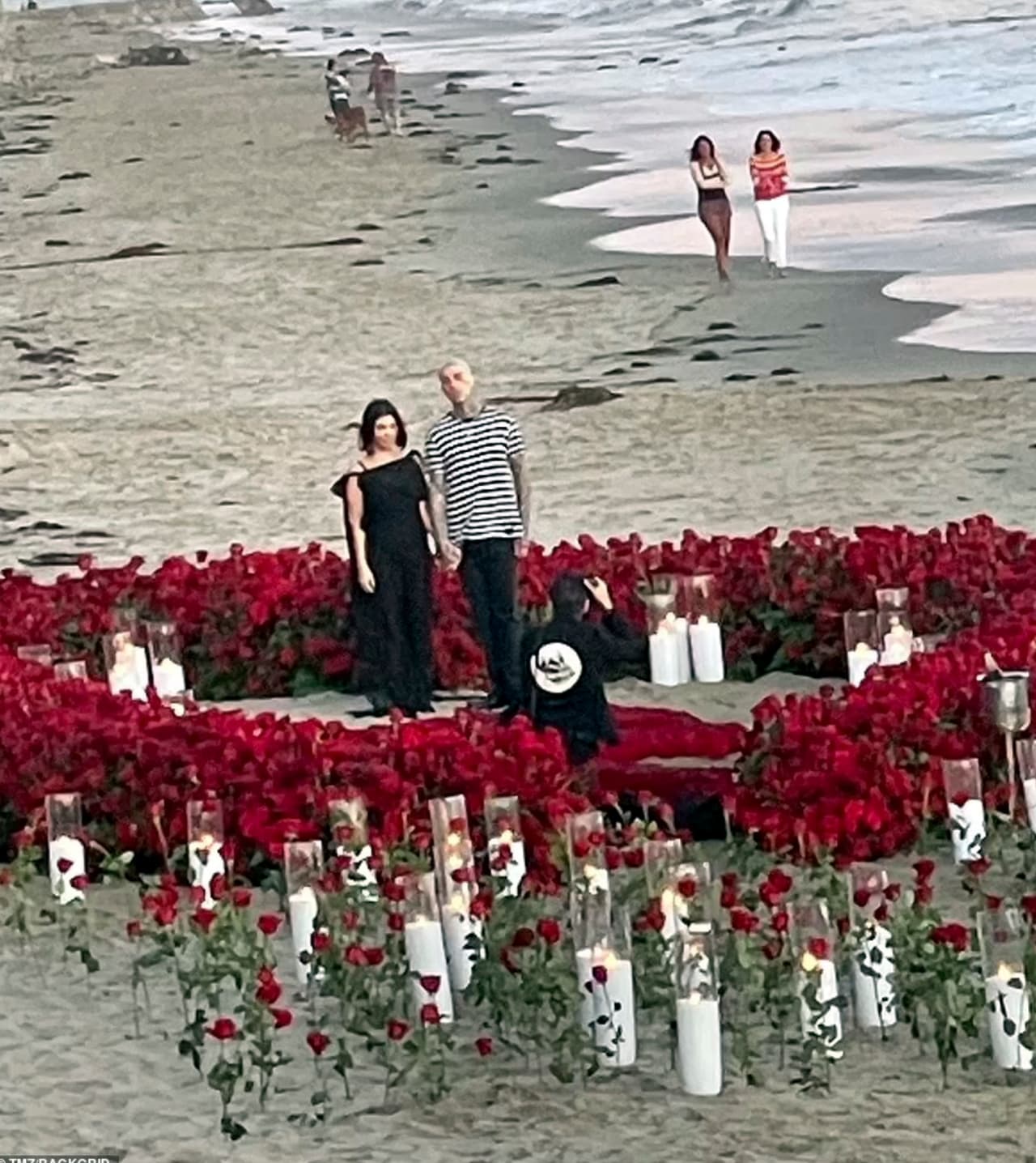 Con 
<b><a href="https://www.dailymail.co.uk/tvshowbiz/article-10102233/Kourtney-Kardashian-Travis-Barker-ENGAGED-one-year-dating.html" target="_blank">flores en la arena</a></b> y una espectacular vista de la playa, la pareja selló su compromiso en el Rosewood Miramar Hotel en Montecito, California, según datos del Daily Mail. 
<br>