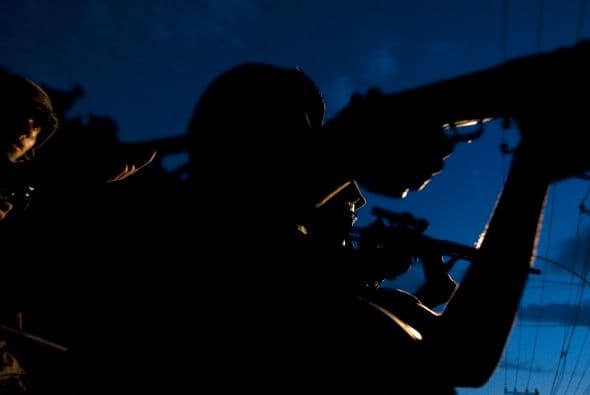 "Estamos dando tiempo para que esas personas se rindan" y se entreguen, dijo a la TV Globo el portavoz de la PM, coronel Lima Castro. El masivo despliegue militar ocurre dos días después de que la policía lograra recuperar el control de la vecina favela de Vila Cruzeiro, desde donde centenares de narcotraficantes huyeron hacia el Complexo do Alemao.