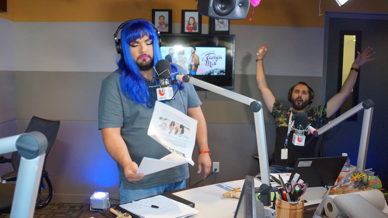 El Tambochi pago la apuesta contra El Compa Ivan cambiando de 'look' por un día.