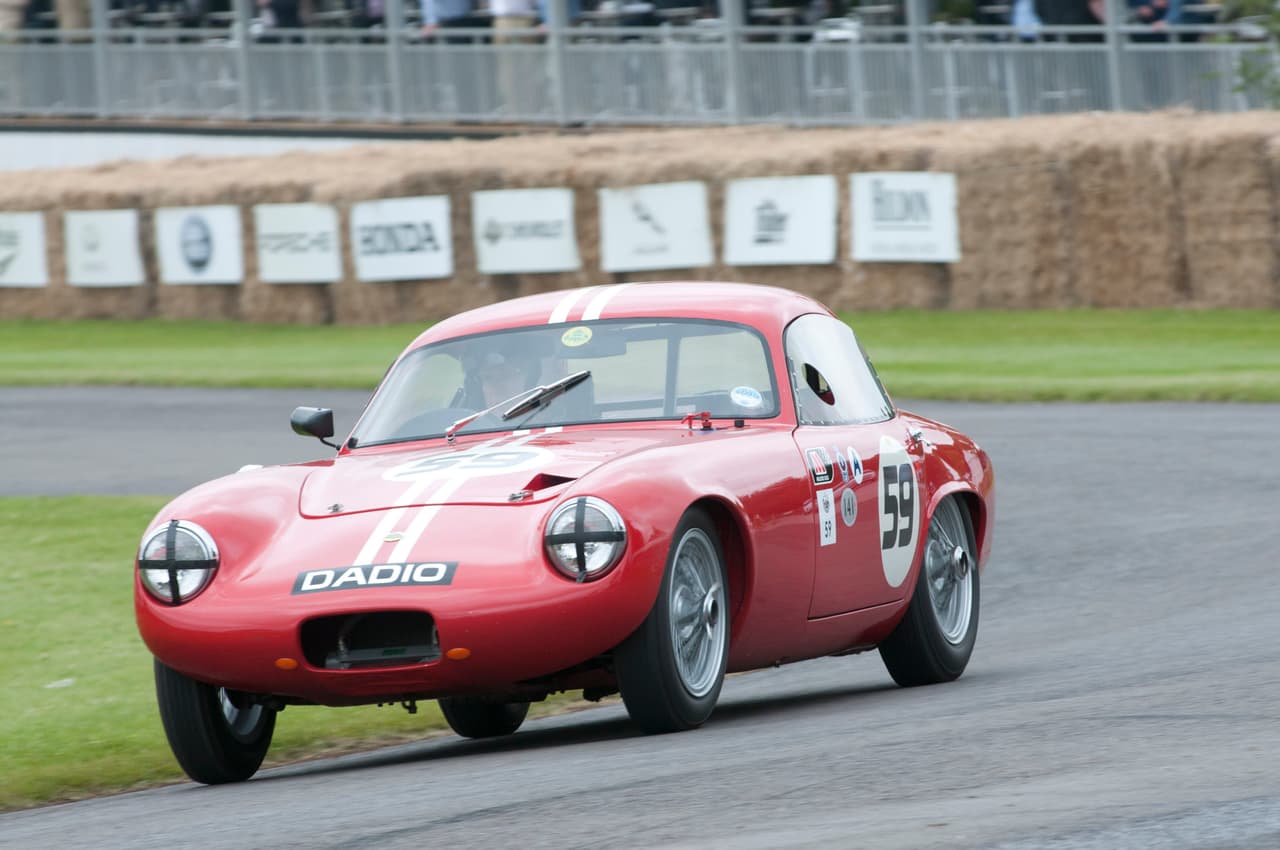 <b><u>Lotus Elite / Tipo 14 (1957-1960)</u></b>
<br>Es sabido que Colin Chapman no estaba muy interesado en los ‘road cars’ pero sabía que eran instrumentales para conseguir el flujo de caja necesario para mantener a operación del equipo de carreras. Su proyecto mas ambicioso fue el ‘Tipo 14’ a finales de 1956, con la idea de usar fibra de vidrio reforzado para fabricar los paneles y reducir costos.