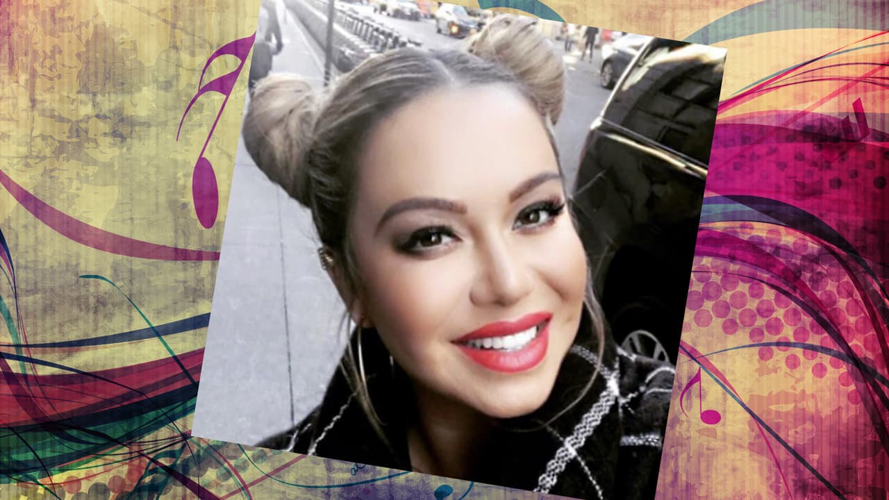 Chiquis siempre sale bien en sus selfies. ¿Y cómo no? La cantante es una mujer hermosa. Con un rostro así, todas queremos hacernos selfies. She's a curvy woman with a lot of sass. Jenni would be so proud!