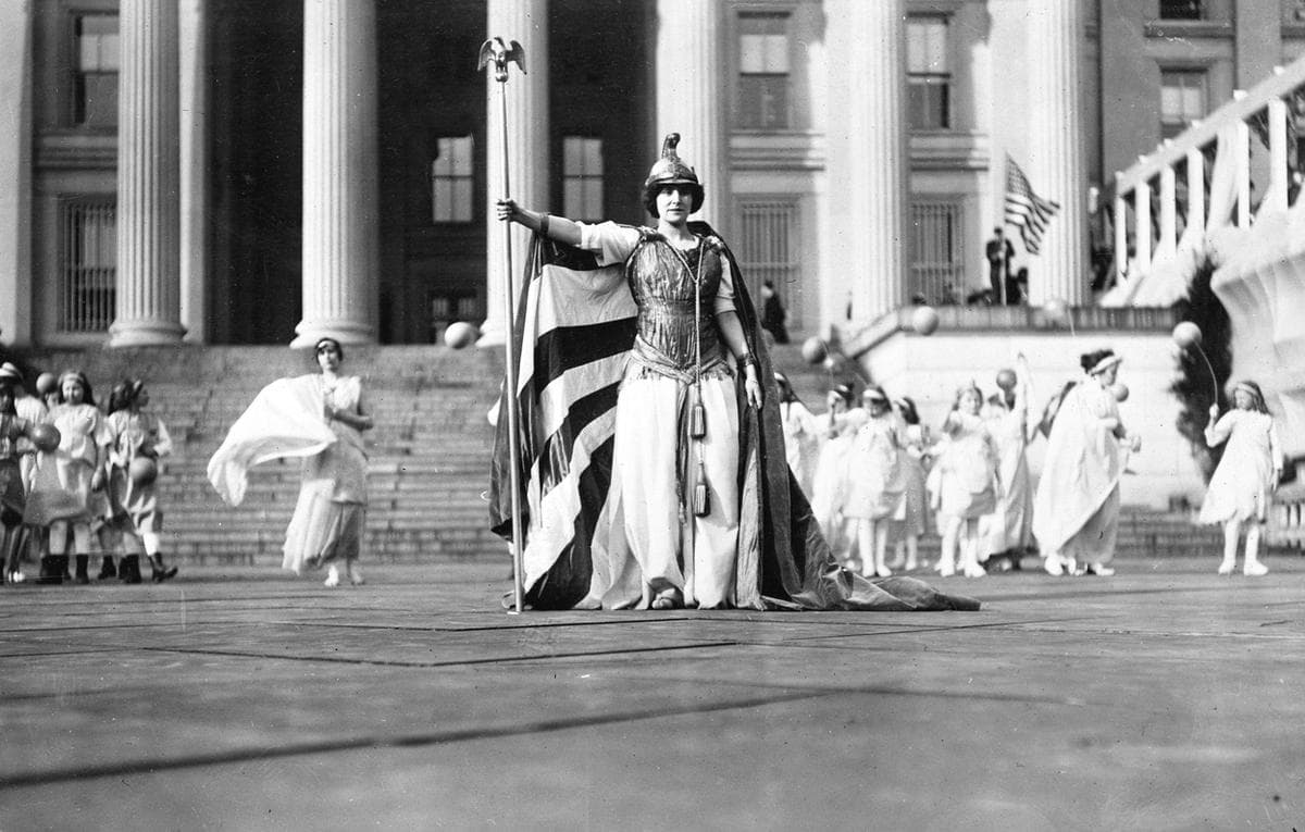 La actriz alemana Hedwig Reicher vistió el traje de "Columbia" con otros participantes del desfile. La actuación fue parte del Gran desfile del Sufragio de 1913.
