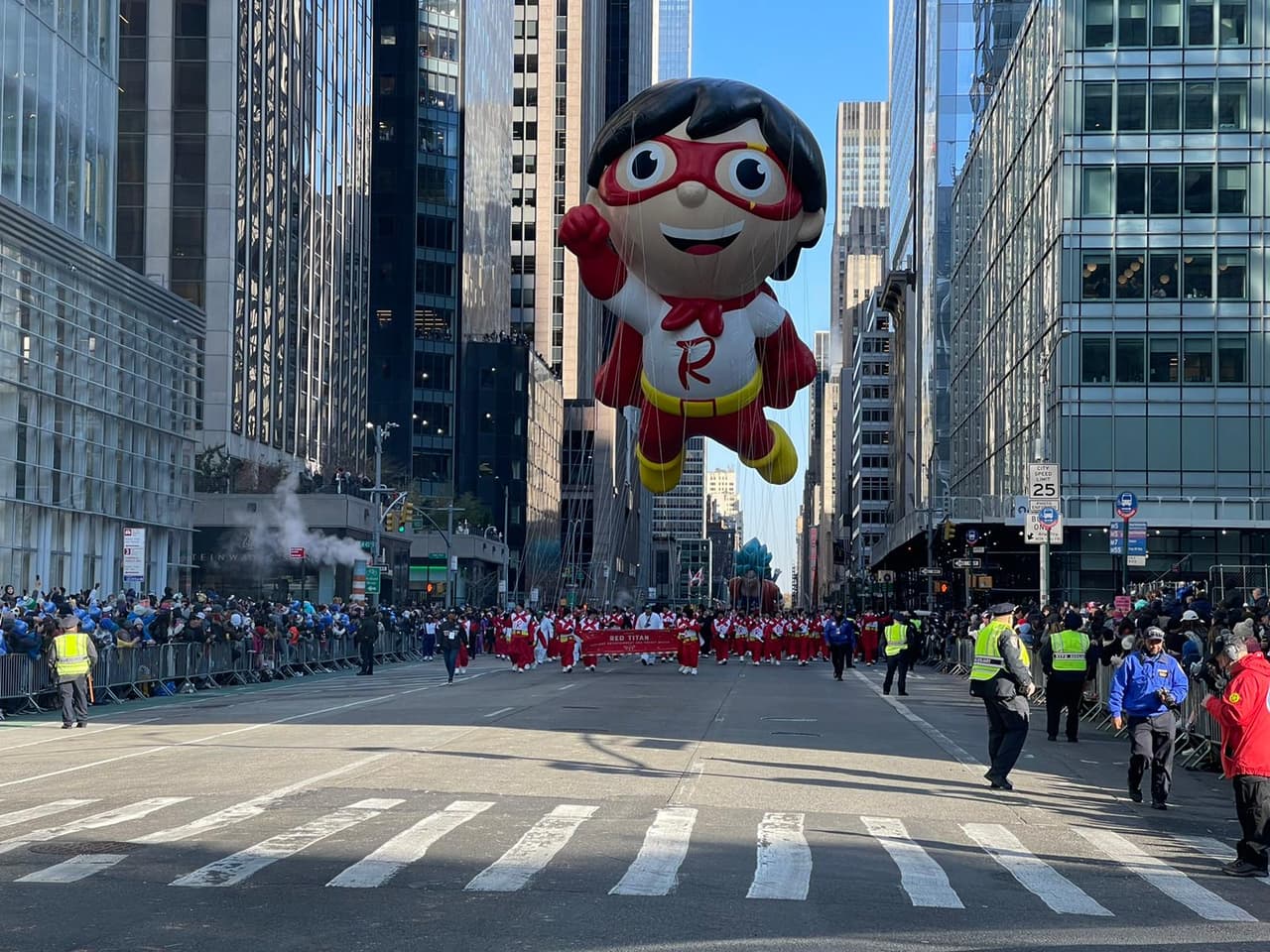 El desfile inició poco antes de las 9:00 de la mañana.