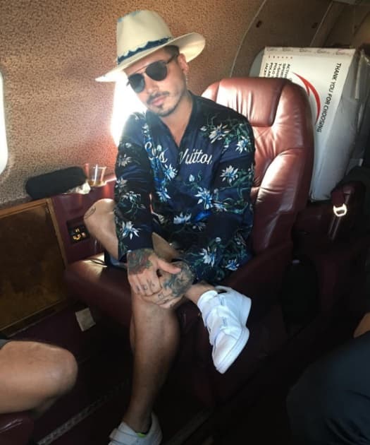 ¿Quién anda por aquí? Es J Balvin, quien ama este tipo de sombreros para ir por todos lados.