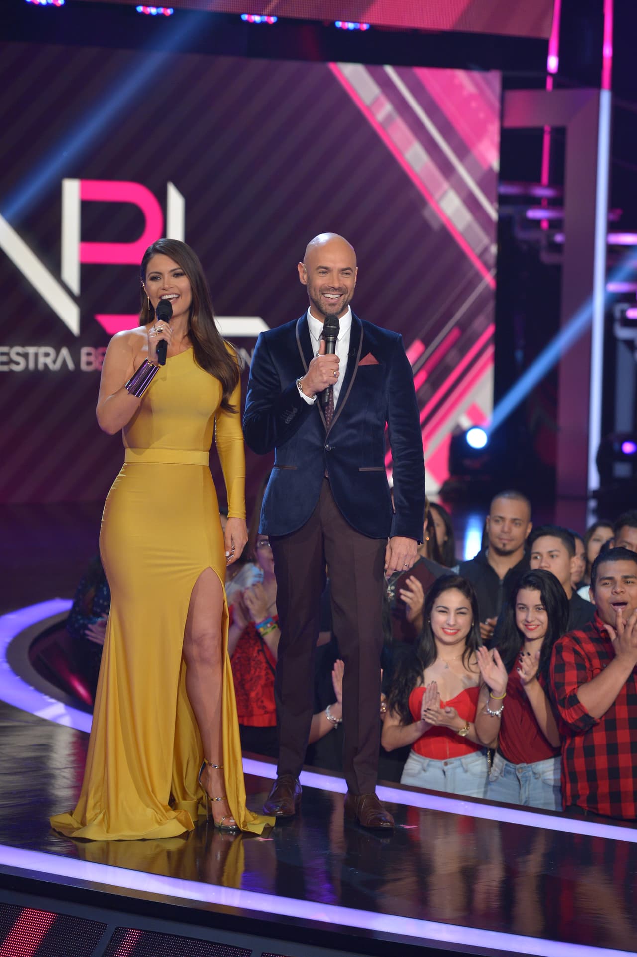 Junto a Javier Poza logra enganchar al público en cada gala con su belleza y carisma.