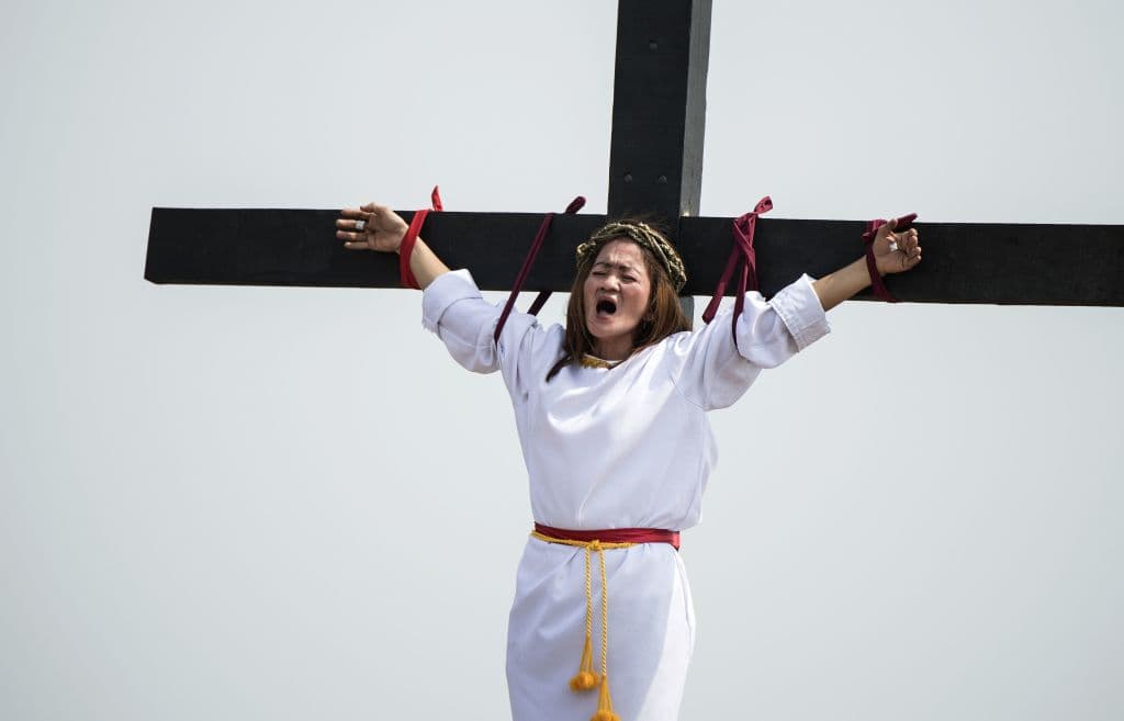 En San Fernando, al norte de Manila, Filipinas, una mujer de 39 años, Mary Jane Sazon, fue escogida para representar a Jesús durante la crucifixión.