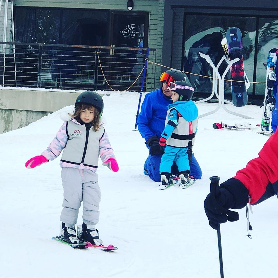 También ha tenido la oportunidad de esquiar con la familia y sus hermanos mayores le han dado sus primeras lecciones en la nieve.