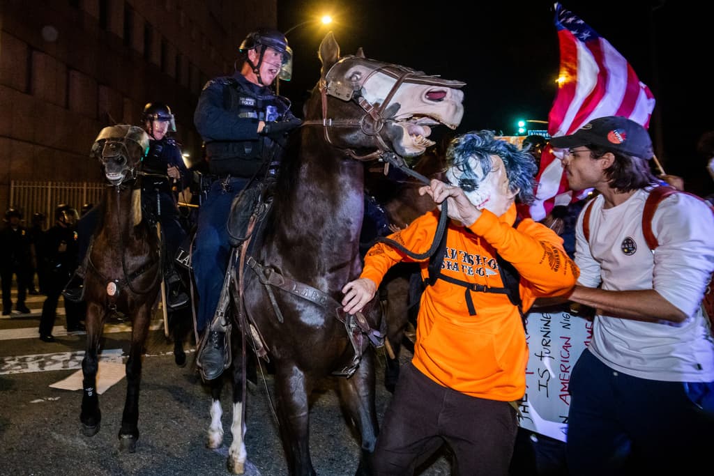 El Departamento de Policía de Los Ángeles (LAPD) utilizó unidades montadas para dispersar a manifestantes que participaban en una protesta denominada "No Kings Day" en el centro de la ciudad.