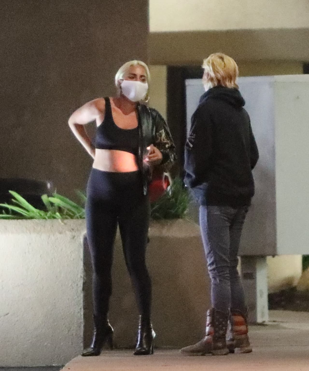 Tras un intercambio de palabras, Lady Gaga comenzó a despojarse de su chaqueta de cuero. 
<br>