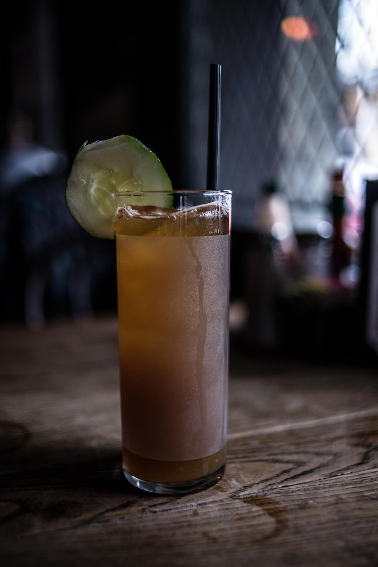 <b>Pimm’s Cup: </b>Coctel originalmente inglés, aquí en Nueva Orleans se ha vuelto un clásico refrescante, un gran aperitivo, Se dice que durante el torneo de tenis de Wimbledon, los espectadores consumen alrededor de 80 mil copas de este trago.
<br>
<br>Para prepararlo necesitas mezclar en un vaso alto 4 partes de ginger-ale, 2 partes Pimm’s N 1 Cup, 1 corte de pepino, 1 corte de limón, 1 ramita de hoja de menta.
<br>
<br>