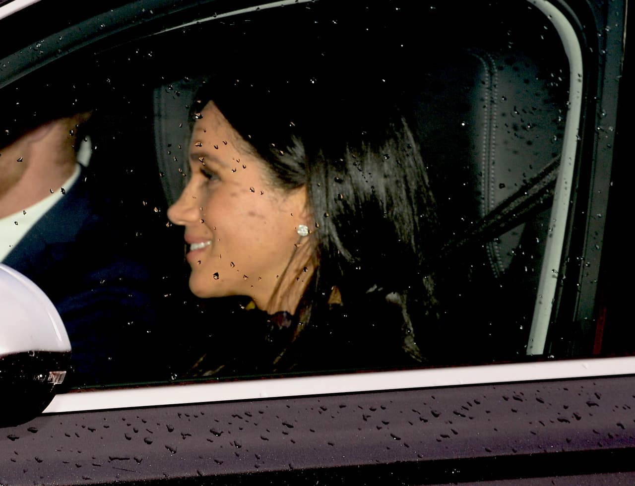 El diario The Sun ha informado que la duquesa de Sussex estaría atravesando 
<b><a href="https://www.univision.com/entretenimiento/realeza/la-broma-muy-embarazada-de-meghan-markle-en-un-evento-benefico-sin-harry-donde-mostro-su-avanzada-barriga-fotos">su sexto mes de embarazo</a></b>.