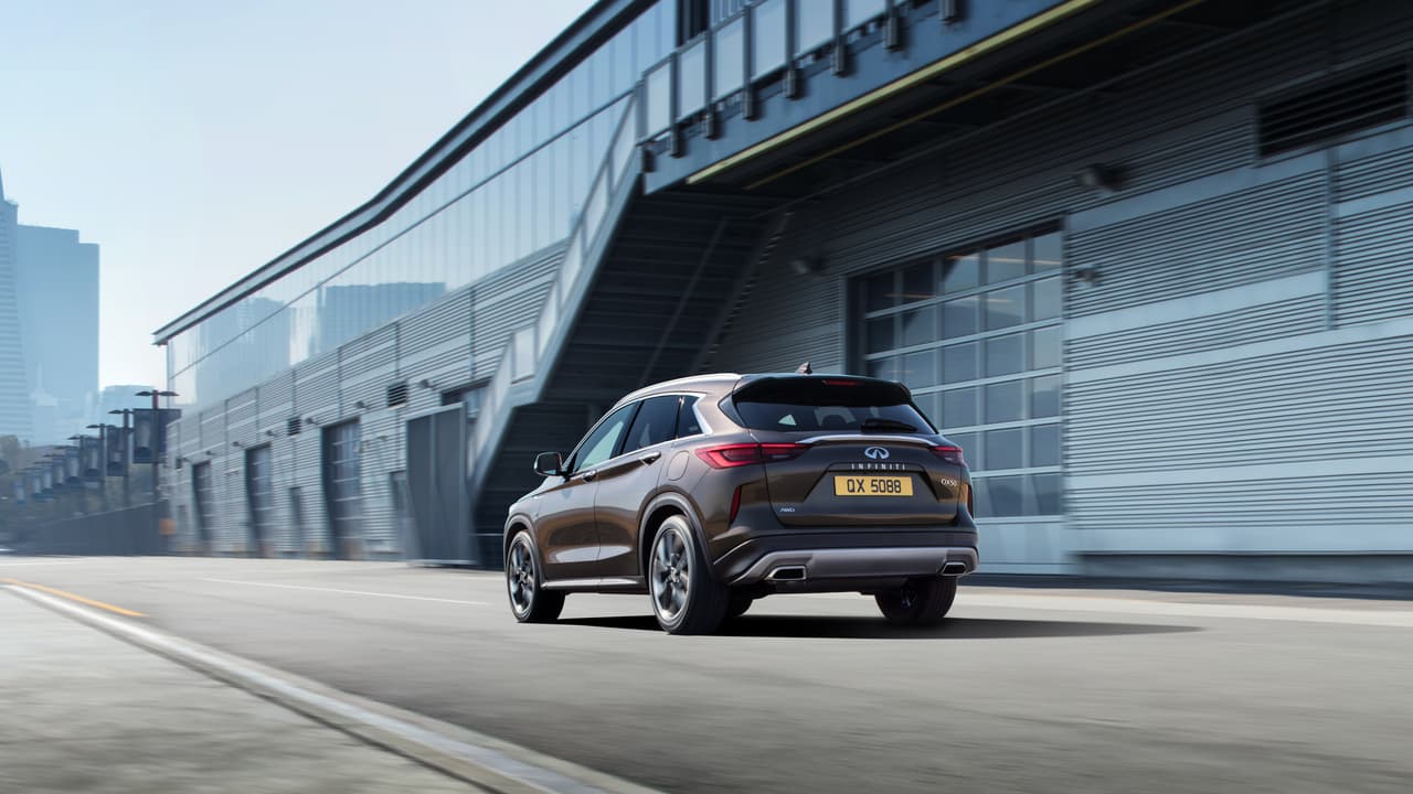 <b>Infiniti QX50 2019</b>
<br>El motor ajusta su relación de compresión con base al manejo. El objetivo es ofrecer la potencia de un propulsor turbo de cuatro cilindros con el torque de un motor diesel. Su potencia es de 268 caballos de fuerza y torque de 280 lb-pie de torque con una transmisión CVT.