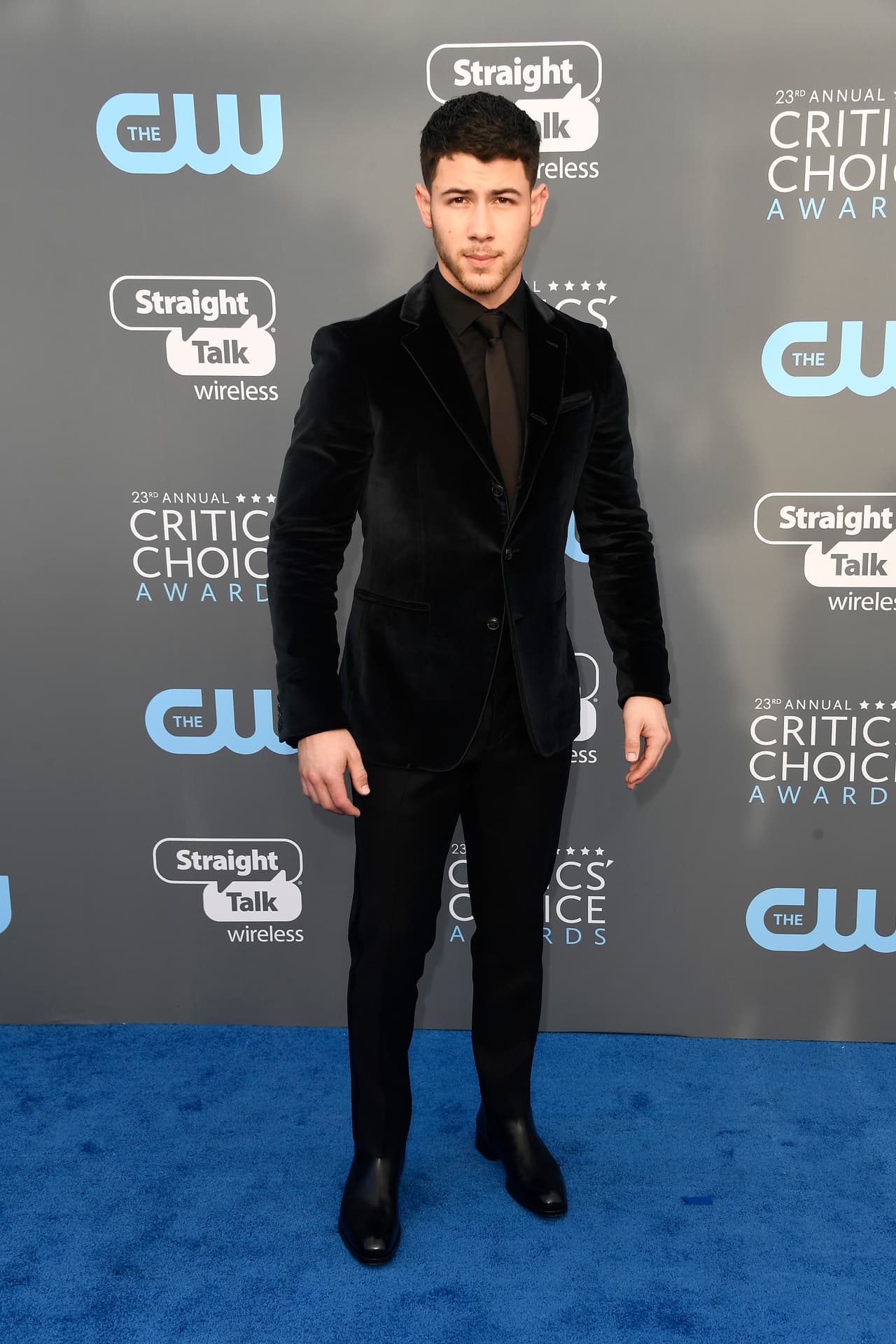 El actor y cantante Nick Jonas eligió ir totalmente de negro para la alfombra azul.