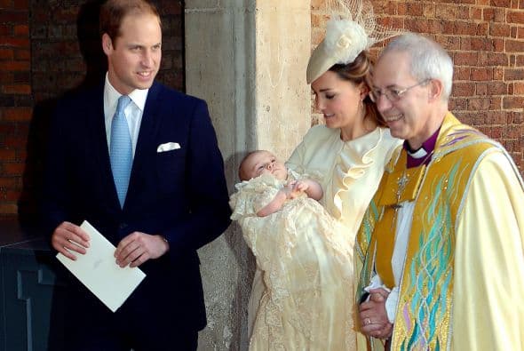 William, segundo en la línea de sucesión al trono, estuvo muy amoroso y al pendiente del pequeño George que usaba una réplica del ropón real, con el que han sido bautizados todos los miembros de la familia real en los últimos 100 años.