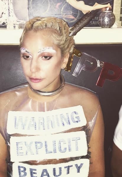 Sus recientes giras de conciertos también fueron un fracaso, nada queda de la espectacular propuesta que promovió en sus inicios.