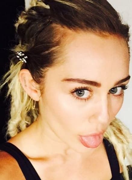 Incluso salieron a la luz unas fotos donde se le observa en pleno beso con la guapa modelo Stella Maxwell.