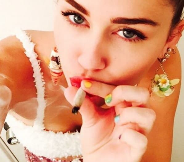 Miley hace de todo con tal de llamar la atención: alocadas fiestas, drogas, peleas con otras cantantes, alocados atuendos y demás, son parte de las cosas que hoy caracterizan a la polémica rubia.
