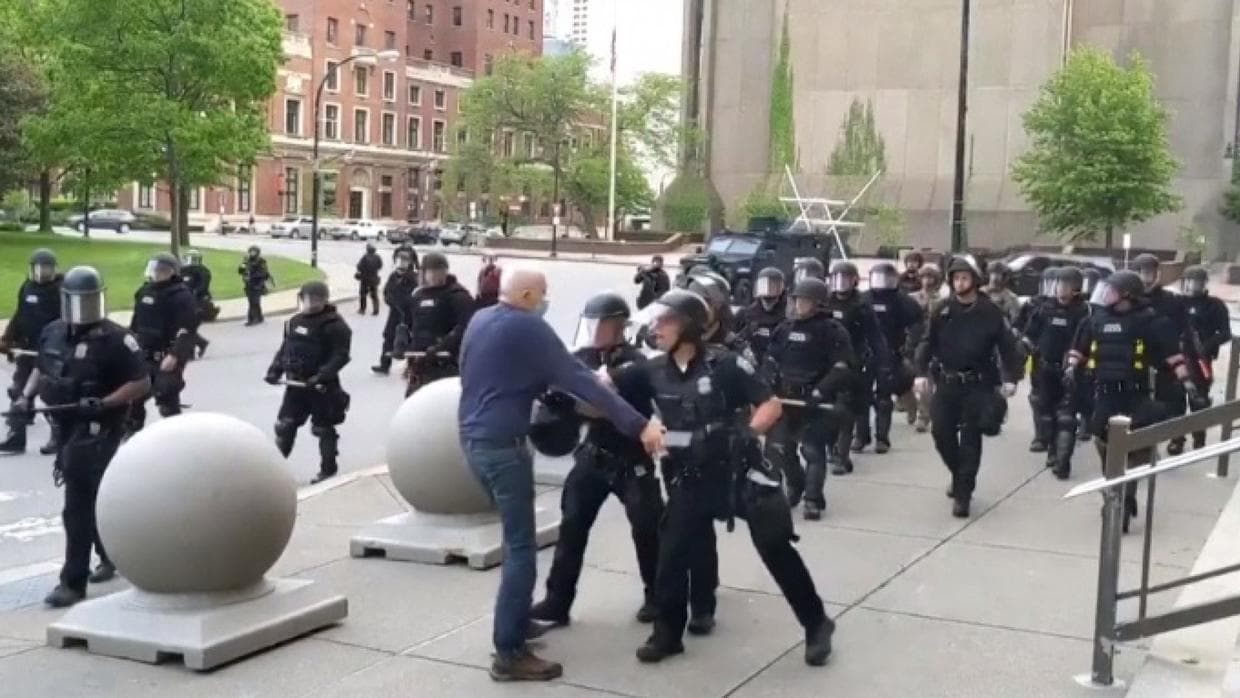 "Escuché su cabeza golpear contra el concreto": suspenden a policías que agredieron a anciano de 75 años