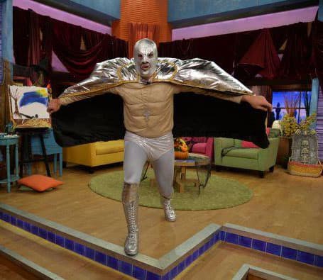 El que nos sorprendió por su gran físico fue Alan Tacher, que se preparó arduamente para poder vestrirse como El Santo.