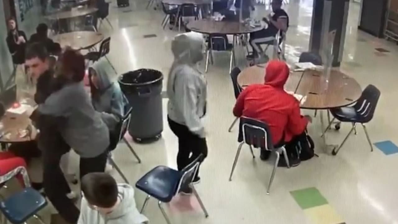 Video capta cómo guardia de seguridad salva la vida de un estudiante que se ahogaba con un sándwich