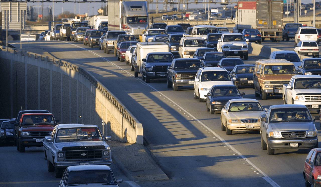 Mantenga el número de Asistencia en la carretera de Texas guardado en su teléfono. Marque 1-800-525-5555 para cualquier tipo de asistencia en el camino.