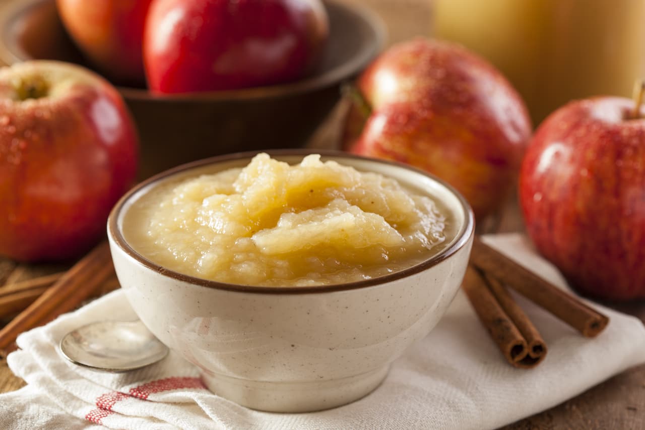 <b>Puré de pera o de manzana. </b>Si bien es cierto el puré de papa es el más tradicional y típico, puedes darle un giro a la receta y en vez de hacerlo de papa, prepáralo con pera o manzana. La pera contiene fibra, es muy digestiva y una gran fuente de potasio y vitaminas antioxidantes. La manzana es rica en vitamina C, fibra soluble, flavonoides, calcio, hierro, magnesio, nitrógeno, fósforo, potasio, zinc, etcétera.