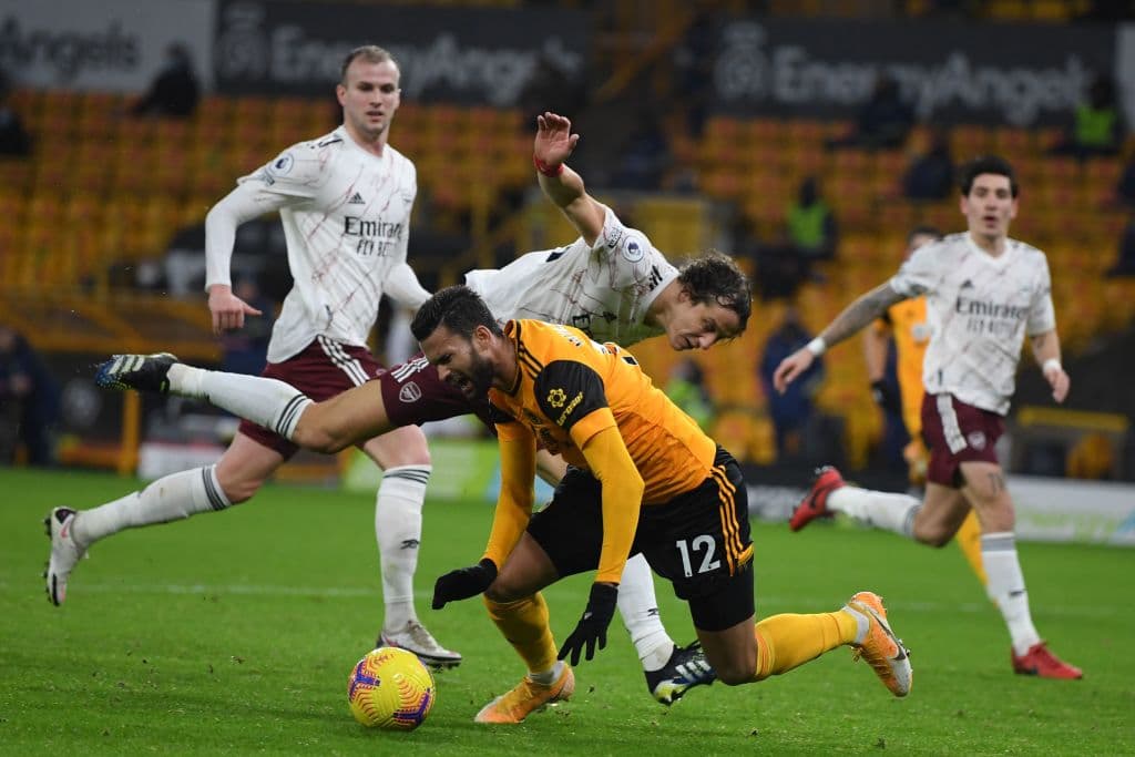 Pépé (32’) adelantó a los de Arteta, pero la ventaja duró poco; Neves (45+5’) emparejó los cartones desde los once pasos; David Luiz (45´3’) saldría explusado. Iniciando la parte complementaria, Moutinho (49’) marcó para darle vuelta al marcador. Leno (72’) dejó al Arsenal con nueve hombres. Los Wolves recibirán al Leicester City y Arsenal visitará a Aston Villa en la siguiente jornada de la Premier League.