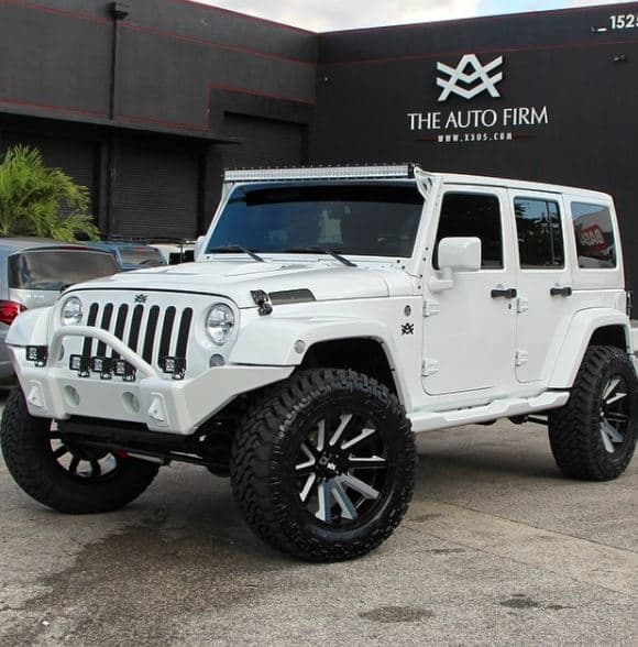 <b>Alex Wood</b> trecurrió a los servicios de 
<b>Alex Vega y The Auto Firm</b>, para la personalización su 
<b>Jeep Wrangler Unlimited</b>. Como veremos en este listado, The Auto Firm es la casa favorita de los beisbolistas para hacer de sus exclusivos autos piezas aún más vistosas y poderosas.
<br>