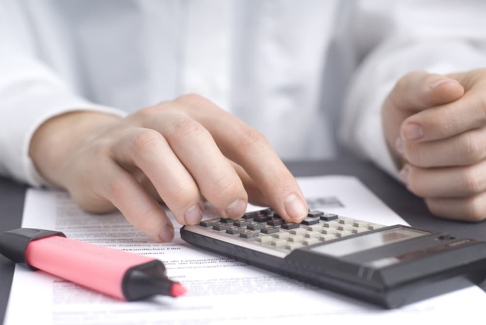 <b>Veamos:</b>
<br>Ejemplo, si naciste un 2 de julio sumas: 2+7= 9, ese es tu número base.
<br>Si naciste un 31 de diciembre sumas: 31+12= 43 y ese 43 lo vuelves a sumar (43=4+3=7) y el 7 es tu número base que nunca cambia.