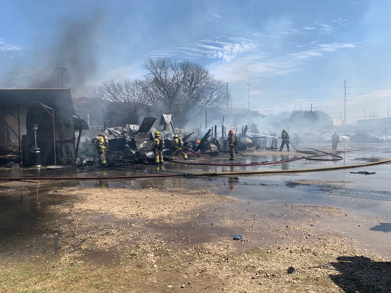 De acuerdo con autoridades, el incendio se desató en un edificio de almacenamiento en el lote de automóviles.