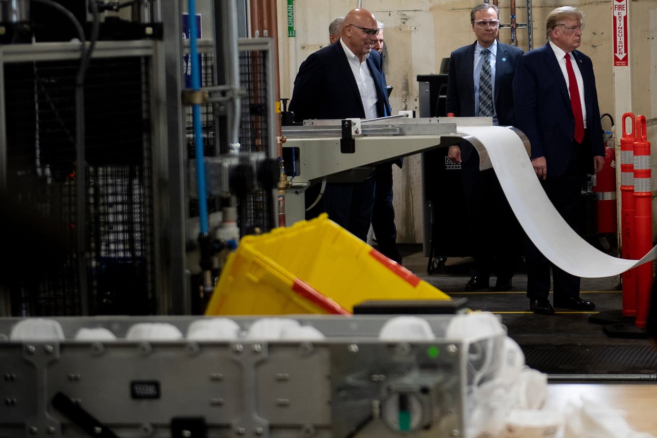 El presidente Donald Trump llegó este martes a Phoenix para visitar la planta Honeywell, una empresa multinacional dedicada a la construcción de motores para aviones que dio un giro a su producción para elaborar máscaras N-95 que necesita el personal médico y de primera línea en medio de la pandemia del coronavirus.