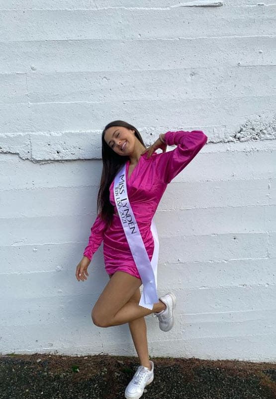 En febrero y marzo puso algunas fotos posando con la banda de Miss Teen Lynden WA USA, otro concurso en el que también participó y resultó ganadora.
<br>