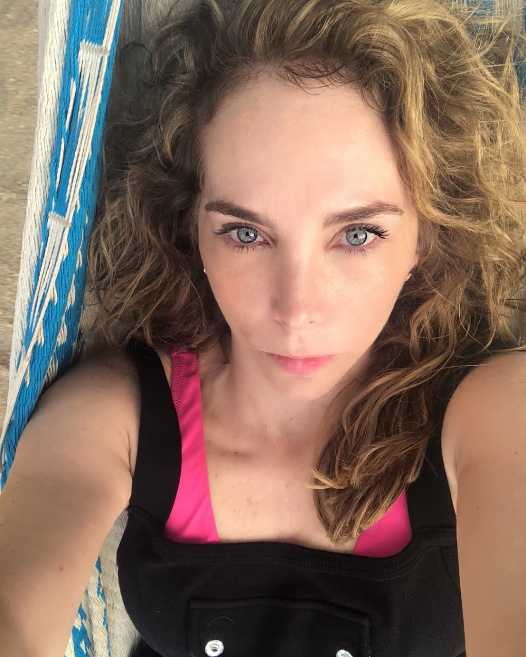 La mamá de la intérprete dio un contundente mensaje al respecto: "Como mamá tendría que conocer al hombre que se va a casar con mi hija, pero a mí me encantan las parejas que son similares, en edad, sobre todo", confesó en entrevista que concedió al programa Ventaneando.