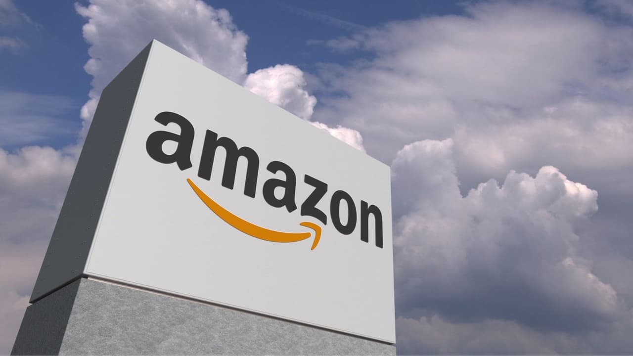 <h3 class="cms-H3-H3">Por qué Amazon devuelve dinero</h3> La FTC acusó a Amazon de 
<b>inscribir personas en su servicio Prime sin un consentimiento claro y de hacer difícil la cancelación.</b> 
<br>Según los documentos del caso, ciertos pasos del proceso de compra 
<b>podían llevar a los usuarios a la membresía sin una confirmación suficiente.</b> 
<br>El acuerdo obliga a la empresa a modificar esos flujos y a 
<b>destinar una parte del fondo total de 2.500 millones de dólares a reembolsos.</b>