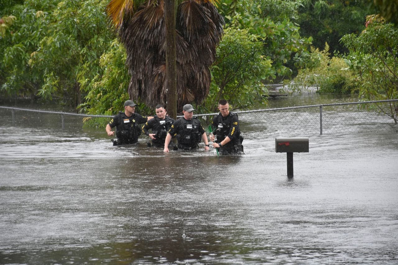 Los agentes recibieron el apoyo de la Guardia Nacional para ayudar a los residentes a evacuar el área inundada.