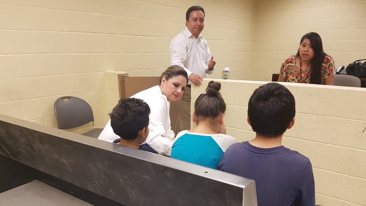 Canciller de Guatemala visita centros en la frontera de Arizona donde están niños migrantes