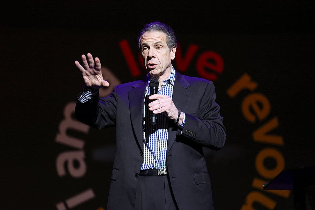 También se aseguró de 
<b>contar sus planes a los feligreses</b> de la iglesia bautista 'First Corinthian' (Primera de Corintios). Y aunque a sus espaldas se proyectaba 
<b>el mensaje "Soy un revolucionario del amor"</b>, el político demócrata no tuvo palabras empáticas al referirse al 
<b><a href="https://www.univision.com/noticias/politica/donald-trump-gobierna-por-instinto-el-mundo-se-ve-obligado-a-seguirle-ritmo" target="_blank">actual presidente de los Estados Unidos</a></b>.