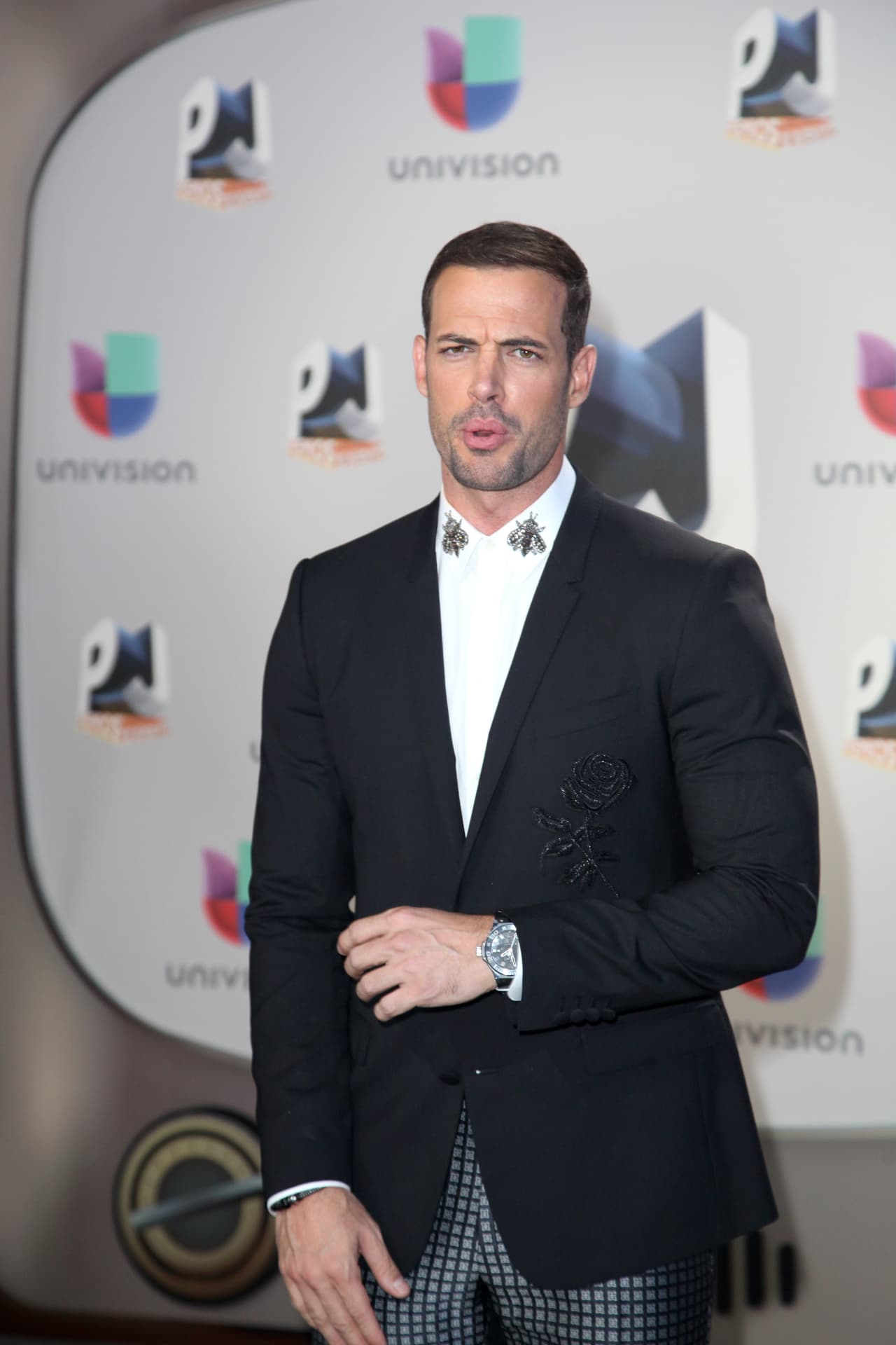 Tenemos la prueba de que William Levy no sale perfecto en todas las fotos.