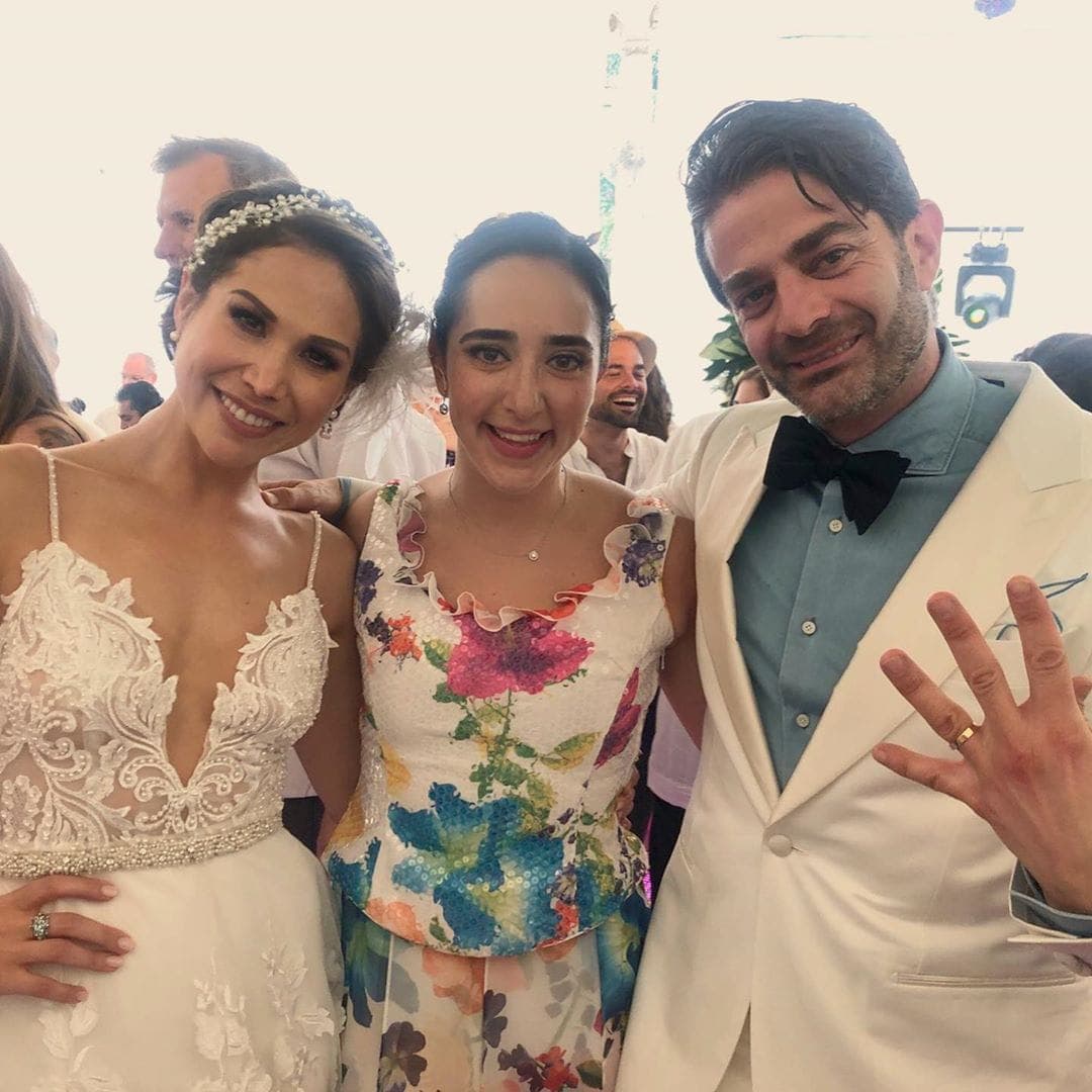 Para este día tan especial, Bianca Marroquín optó por un vestido fresco y ligero con escote en 'V' en tono blanco y algunas transparencias, mientras que Joseph portó un traje sastre en color blanco, camisa azul y moño negro.