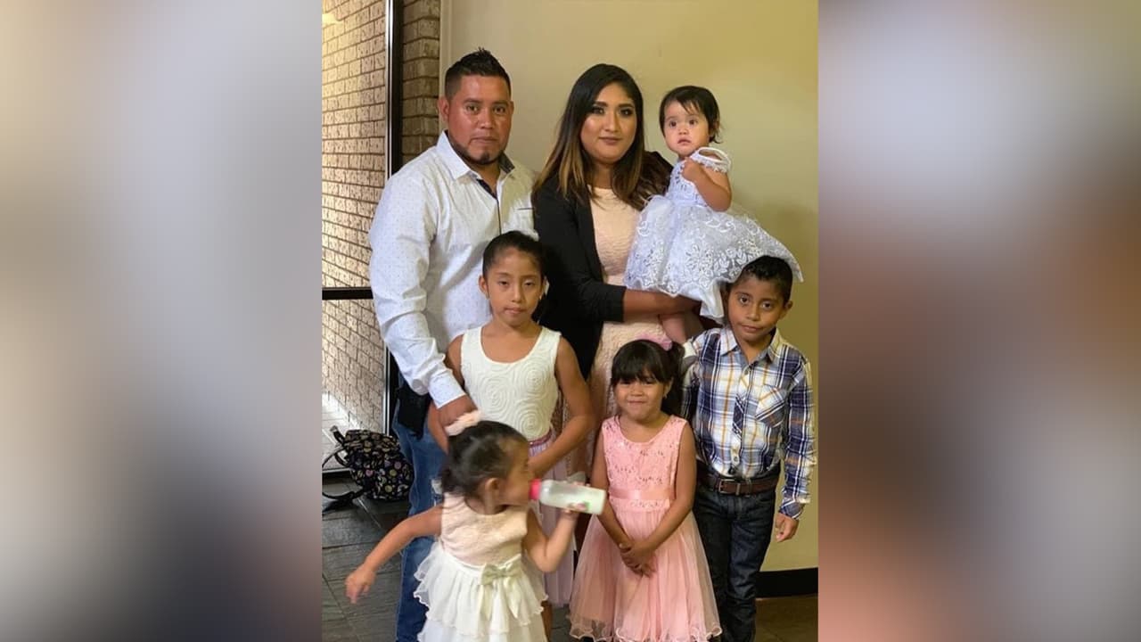<b><a href="https://www.univision.com/local/houston-kxln/padre-con-cinco-hijos-lucha-contra-el-coronavirus-en-un-hospital-de-houston-video">Giovana y su esposo</a></b>, son padres de cinco niños y no se habían
<b><a href="https://www.univision.com/local/houston-kxln/incentivo-150-dolares-vacuna-coronavirus-incentivo-ciudad-de-houston-texas">vacunado</a></b> porque tenían miedo ya que escuchaban rumores sobre los efectos adversos de la vacuna.