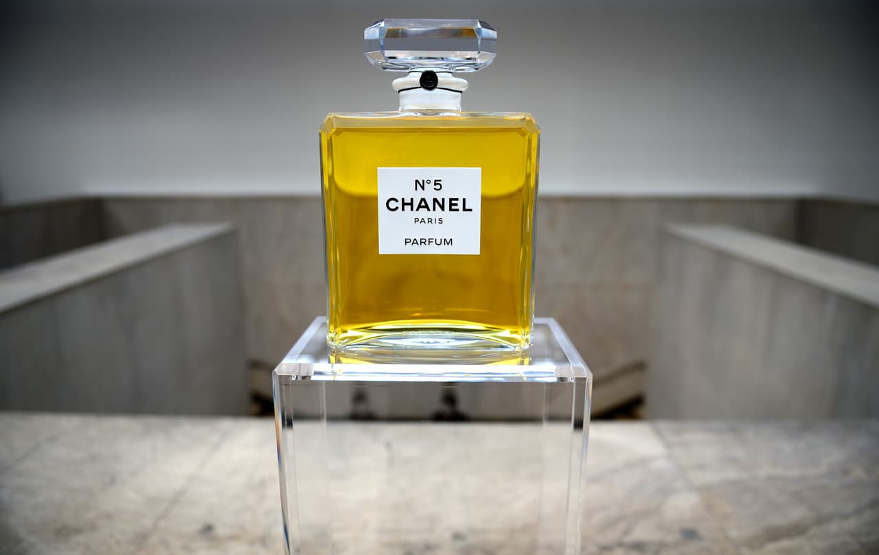 <h3> Chanel N<sup>o</sup> 5 (1921) </h3>La idea de Coco Chanel era crear 
<a href="http://perfumes.allwomenstalk.com/all-time-best-womens-perfumes">'un perfume con aroma de mujer'</a>. Y a ello se abocó Ernest Beaux, quien eligió una suave mezcla floral con la que las mujeres se sintieron plenamente identificadas. En aquel entonces la fragancia se consideró el colmo de la modernidad, hoy es un clásico con fuertes connotaciones de refinamiento.